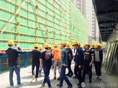 陕建一建集团第二公司曲江综合文化活动中心项目部迎来陕西建筑职工大学学生参观教学演示